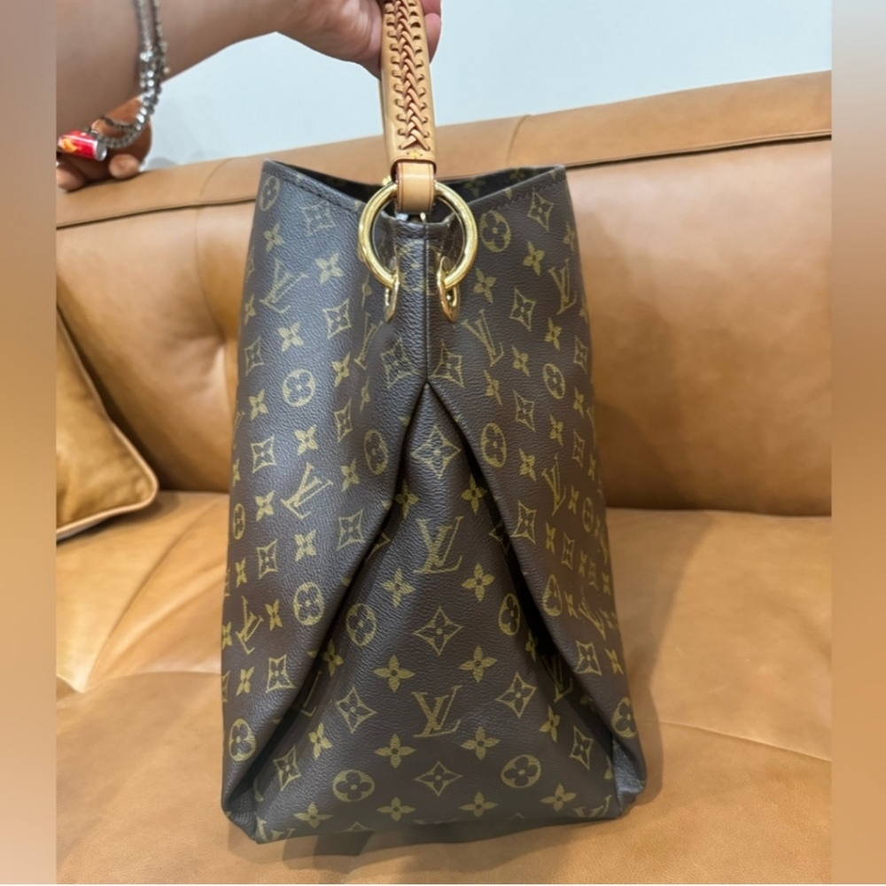 Authentic Louis Vuitton Artsy Monogram Hobo Shoulder Bag - Picture 4 of 12